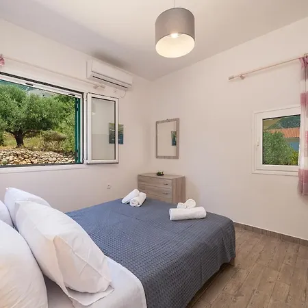 Souzana Sea & Serenity Lourdata (Kefalonia)